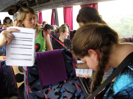 Nácvik piesni v autobuse